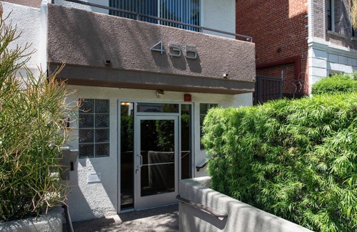 Miracle Mile Apartment | Sleek Mid-Wilshire 1BR w/Rooftop, BBQ’s, nr. The Grove, by Blueground