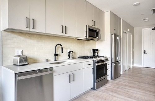 Sunnyvale West Apartment | Sleek Mountain View Studio w/W/D, Pool & Gym, nr tech HQs, by Blueground