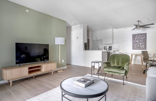 Midtown Apartment | Sleek Palo Alto 1BR w/Gym, Pool & W/D, nr Stanford, by Blueground