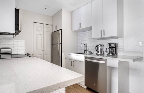 Midtown Apartment | Sleek Palo Alto 1BR w/Gym, Pool & W/D, nr Stanford, by Blueground