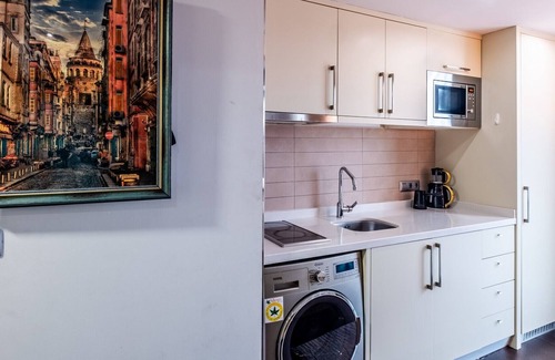 Maltepe Apartment | Sleek Residence Flat with Island View in Maltepe