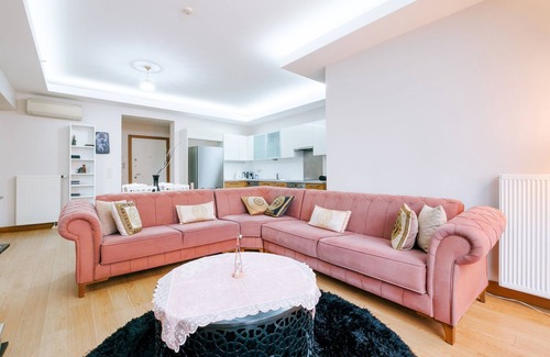 Atasehir Apartment | Sleek Residence with View 6 min to Brandium Mall