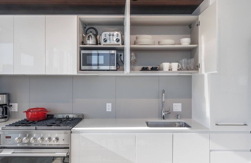 South Beach Apartment | Sleek Rincon Hill 2BR w/Gym, Movie Theater, nr. Facebook by Blueground