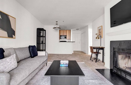 Rosslyn Apartment | Sleek Rosslyn 1BR w/W/D, Gym & Pool, 10 min walk to Metro, by Blueground