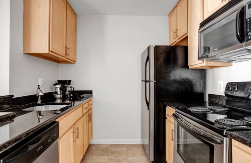 Rosslyn Apartment | Sleek Rosslyn 1BR w/W/D, Gym & Pool, 10 min walk to Metro, by Blueground