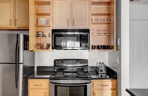 Rosslyn Apartment | Sleek Rosslyn 1BR w/W/D, Gym & Pool, 10 min walk to Metro, by Blueground