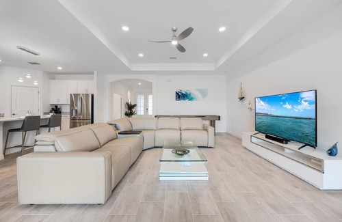 Cape Coral House | Sleek & Sophisticated, Waterfront w/pool & hot tub - Villa Azure - Roelens Vacations