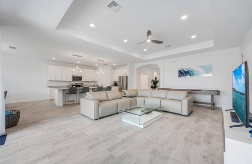 Cape Coral House | Sleek & Sophisticated, Waterfront w/pool & hot tub - Villa Azure - Roelens Vacations