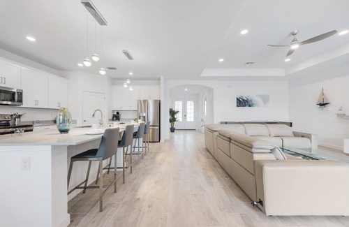 Cape Coral House | Sleek & Sophisticated, Waterfront w/pool & hot tub - Villa Azure - Roelens Vacations