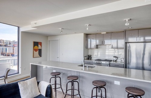 South Lake Union Apartment | Sleek South Lake Union 2BR w/Gym & Roof, nr downtown, by Blueground