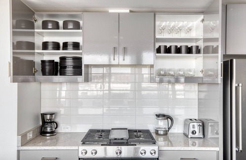 South Lake Union Apartment | Sleek South Lake Union 2BR w/Gym & Roof, nr downtown, by Blueground