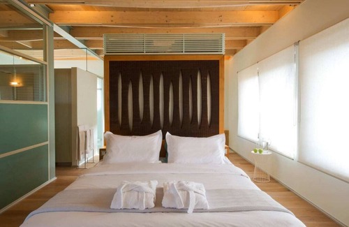 Kontomari Apartment | Sleek Stone House With Swimming Pool