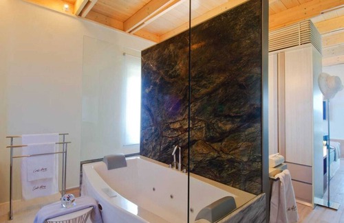 Kontomari Apartment | Sleek Stone House With Swimming Pool
