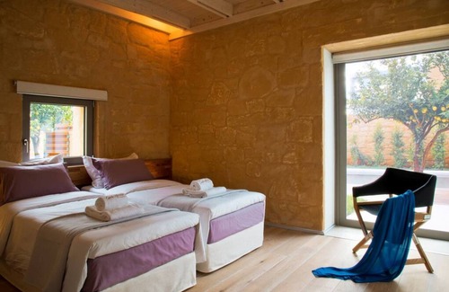 Kontomari Apartment | Sleek Stone House With Swimming Pool