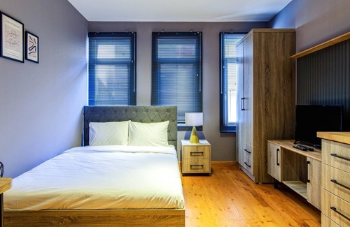 Fatih Apartment | Sleek Studio Flat Close to Kennedy Avenue in Fatih