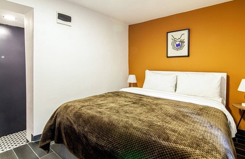 Istanbul City Center Apartment | Sleek Studio Flat with Backyard in Balat