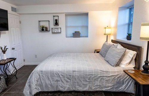 Mid America Apartment | Sleek Studio – Near the Lake and Sam’s Pizza