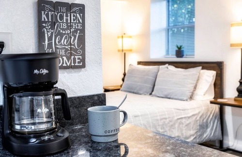 Mid America Apartment | Sleek Studio – Near the Lake and Sam’s Pizza