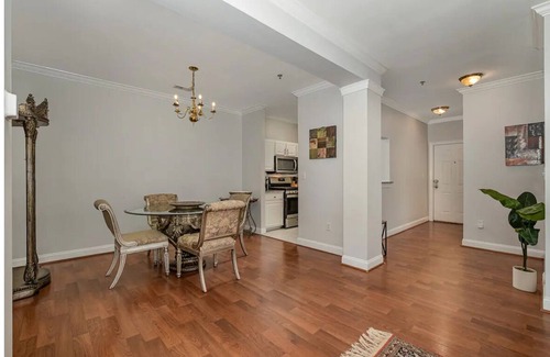 Barclay Downs House | Sleek & Stylish Condo In Southpark 3 Bedroom Home by RedAwning