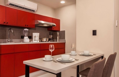 El Tezal Hotel | Sleek, Sunny Stay in Cabo – Walk to Local Hotspots, Medano Beach & Vibrant Night