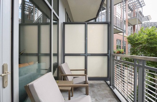 McLean Apartment | Sleek Tysons Corner 2BR w/Gym & W/D, near Restaurants, by Blueground