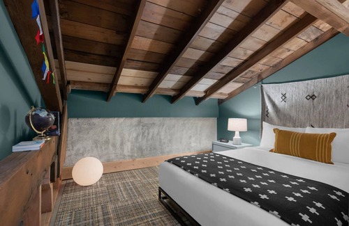 People's Freeway Hotel | Sleek Urban Living at evo, Near Outdoor Activities, Dogs Are Allowed!