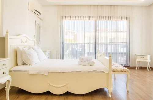 Cesme Villa | Sleek Villa with Private Pool and Garden in Cesme