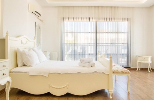 Cesme Villa | Sleek Villa with Private Pool and Garden in Cesme