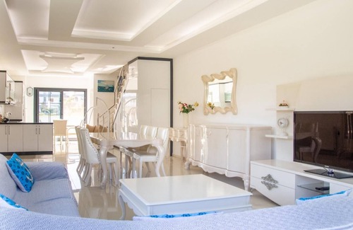 Cesme Villa | Sleek Villa with Private Pool and Garden in Cesme
