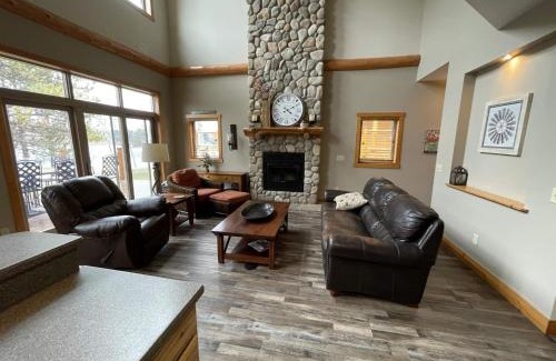McGregor House | Sleep 12-big Sandy Lakefront-luxury