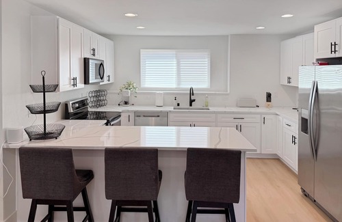 SeaTac House | Sleep 17, 8 room, 4 bath, 2 units Seatac no fly zone WiFi, AC