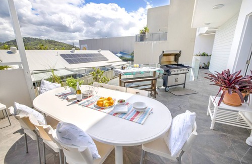 Bogangar Apartment | Sleep 38 in the heart of Cabarita Beach, gateway to the Tweed Coast and Valley.
