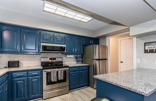 Eureka Springs Condo | Sleep 8 in this guest fave! All new, fresh & fun!walk to lake and marina.