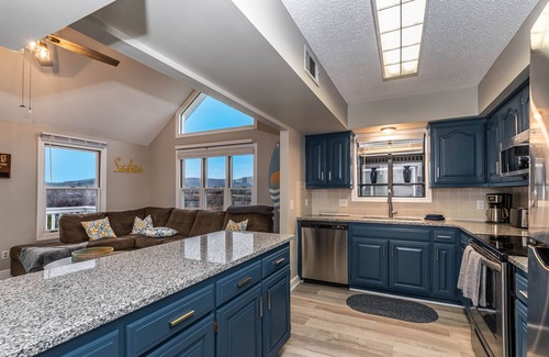 Eureka Springs Condo | Sleep 8 in this guest fave! All new, fresh & fun!walk to lake and marina.