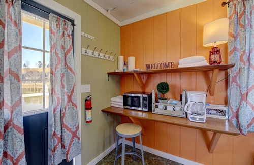 Jefferson City Cottage | Sleep next to the Pond Fishhouse