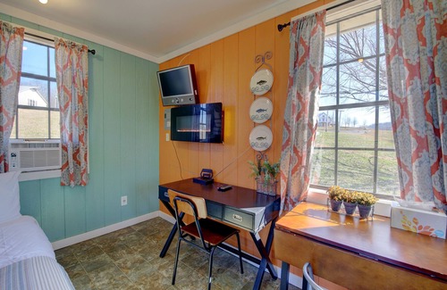 Jefferson City Cottage | Sleep next to the Pond Fishhouse