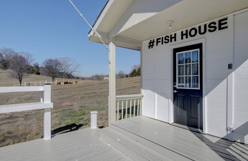 Jefferson City Cottage | Sleep next to the Pond Fishhouse