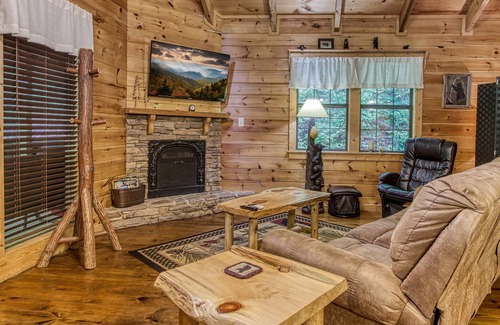 Gatlinburg - Pigeon Forge Cabin | Sleeping Bear Hideaway - Sleeps 2