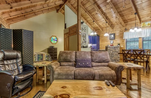 Gatlinburg - Pigeon Forge Cabin | Sleeping Bear Hideaway - Sleeps 2