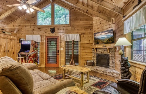 Gatlinburg - Pigeon Forge Cabin | Sleeping Bear Hideaway - Sleeps 2