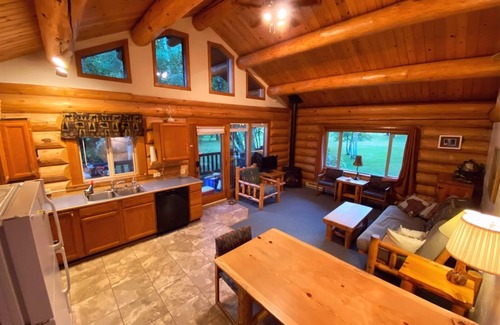 Winthrop Cabin | Sleeping Wolf Cabin 1BR w/ski trail & river access, pool/hot tub, laundry