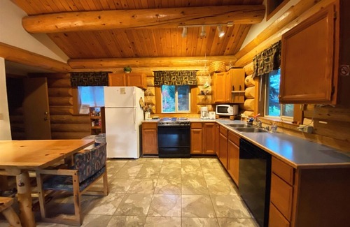 Winthrop Cabin | Sleeping Wolf Cabin 1BR w/ski trail & river access, pool/hot tub, laundry