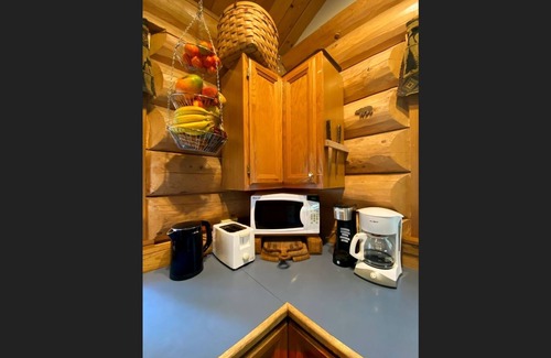 Winthrop Cabin | Sleeping Wolf Cabin 1BR w/ski trail & river access, pool/hot tub, laundry