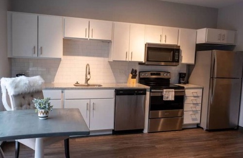 Sherman Hill Apartment | Sleepover: Charming 1BD/1BA - Downtown Des Moinesn