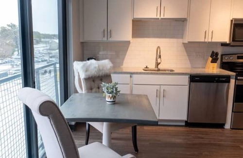 Sherman Hill Apartment | Sleepover: Charming 1BD/1BA - Downtown Des Moinesn