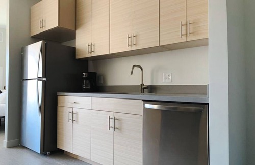 Des Moines Apartment | Sleepover: Extraordinary Studio + Gym- Des Moinesn