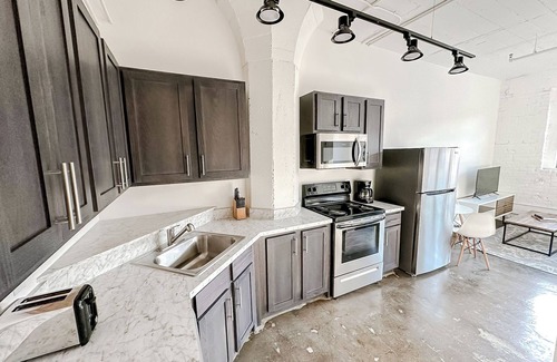 Wichita Apartment | Sleepover: Lively Studio + Parking - Wichita