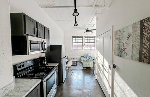 Wichita Apartment | Sleepover: Lively Studio + Parking - Wichita