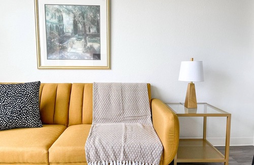 Corryville Apartment | Sleepover: Stunning 1BD/1BA + Gym - Cincinnatin