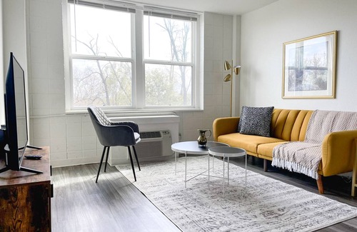 Corryville Apartment | Sleepover: Stunning 1BD/1BA + Gym - Cincinnatin